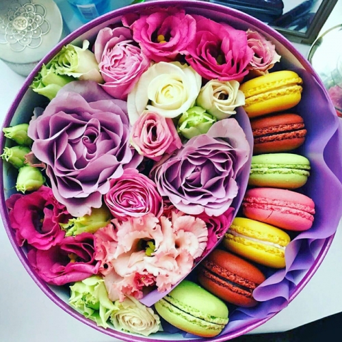 Цветы в круглой коробке с пирожными Macarons